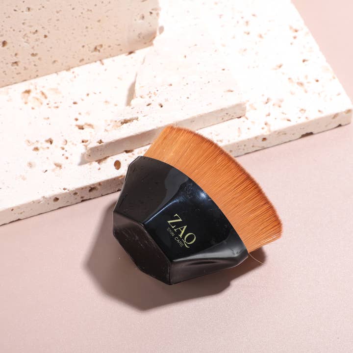 Pennello Kabuki per fondotinta liquido Hexagon Blending per la vendita all'ingrosso da parte di ZAQ Skin + Body Care