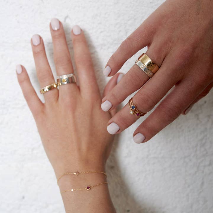 Elliot Young Fine Jewelry – Engroshandel Båndring – "Flydende Metal" 14K Guld smal Hamret Bånd med Syv Diamanter