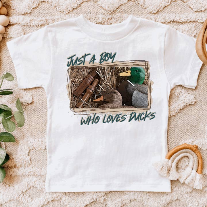 Kinder-T-Shirt „Nur ein Junge, der Enten liebt“ für den Großhandel von AvaryMaeInspirations