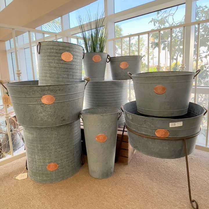 Home Kreation by KK dba Kraft Klub – wholesale Spannar och hinkar – GRÅ ZINK 22 ”FRANSK HINK W/KOPPAR PLACK
