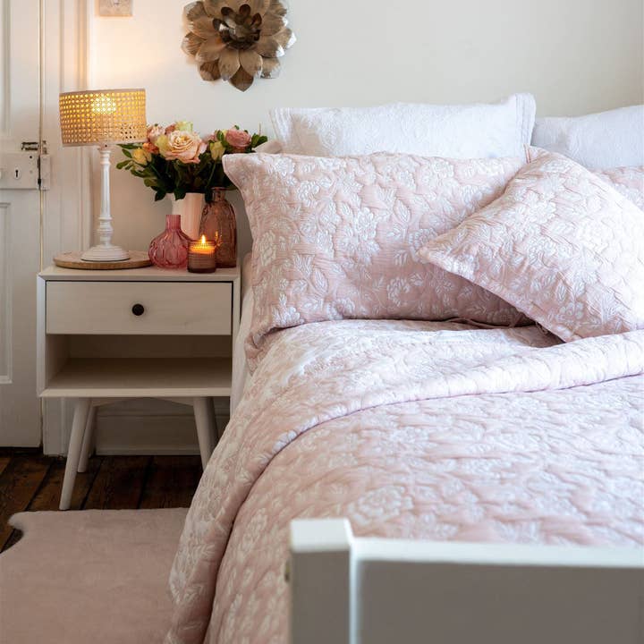 Forever England / Millie Mae – wholesale Bedding blanket – Eleanor Pale Pink Bedspread1