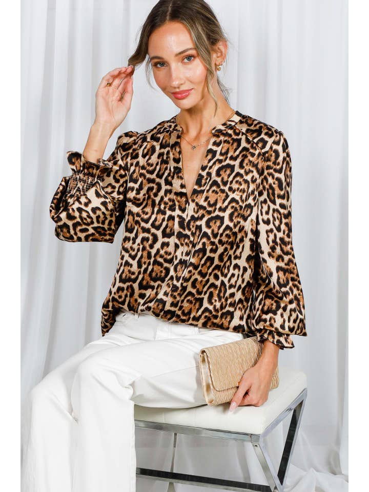 Brun Bluse med Henley-krave og leopardprint i elastisk smock fra Vine & Love for engroshandel på Faire11