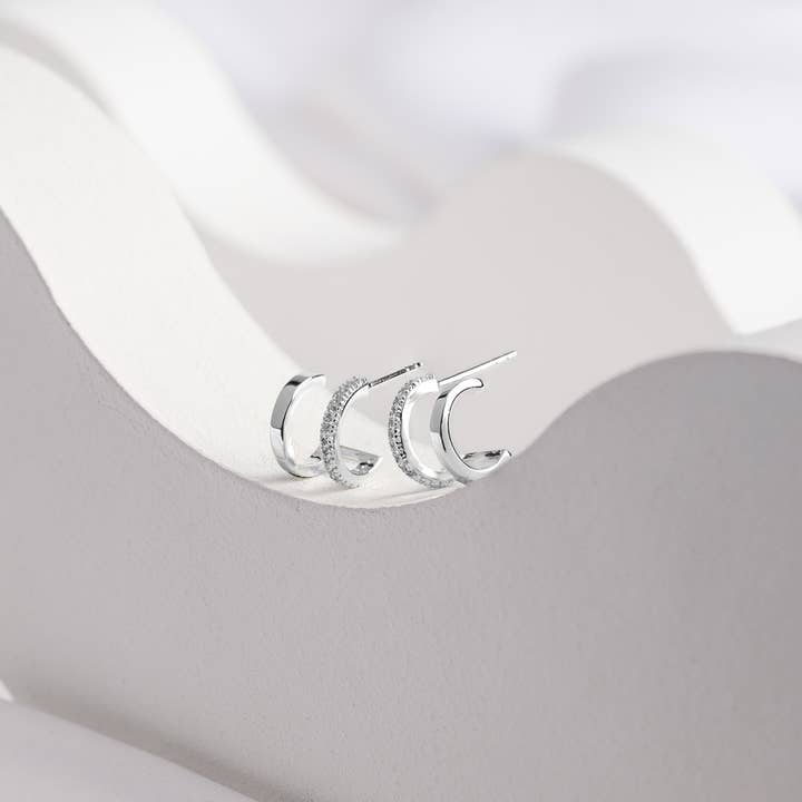 Boucles d'oreilles Huggie classiques à double pavage en argent 9 mm pour la vente par Wanderlust + Co