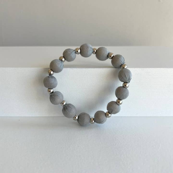 Humble Hilo – Großhandel Perlenarmband – Humble Hilo Sari Schmuck, Textilperlen- und Metallperlenarmband2