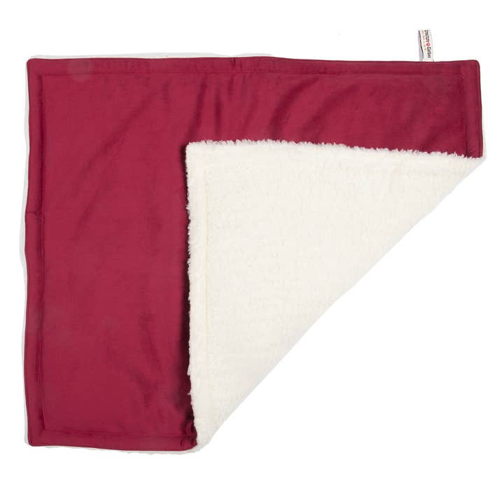 Gewatteerde honden deken in cranberry fluweel en sherpa voor wholesale door Creature Clothes