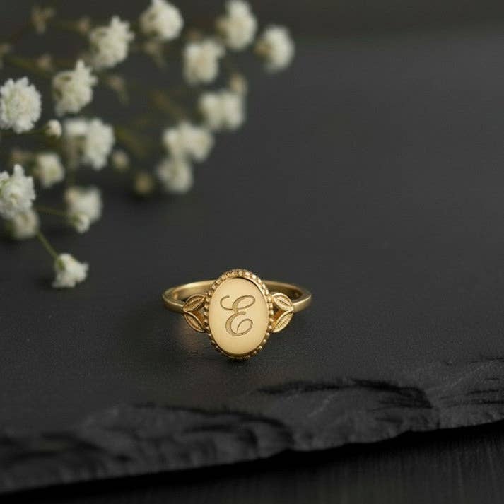 Arvestykke Initialring: Personlig Graveret Initial Signet i Sterlingsølv for engroshandel hos Princejewelshub