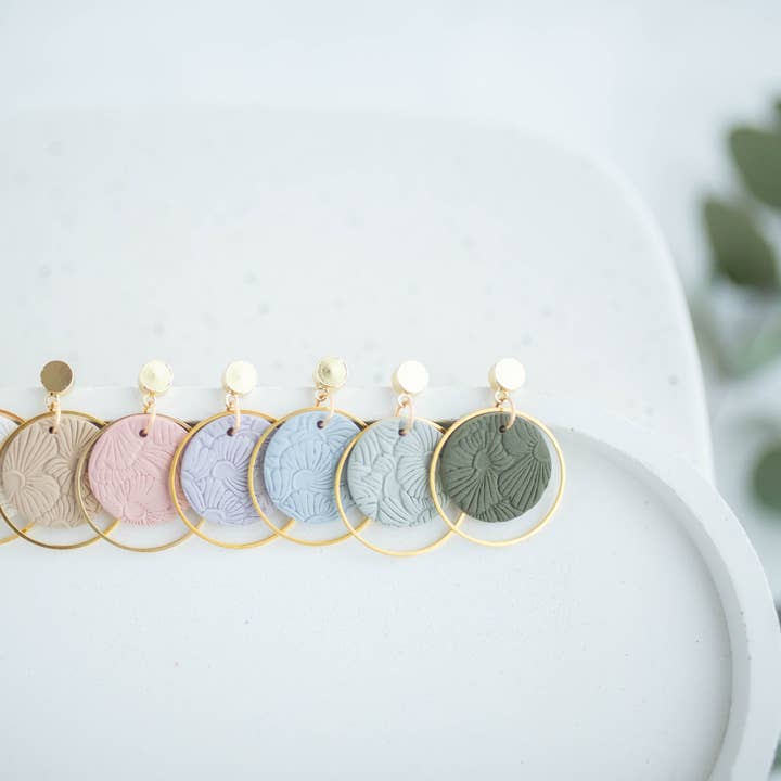 Orecchini in Argilla | Pendenti Floreali Delicati | Collezione Spring Fling per la vendita all'ingrosso da parte di Hazel n Blue