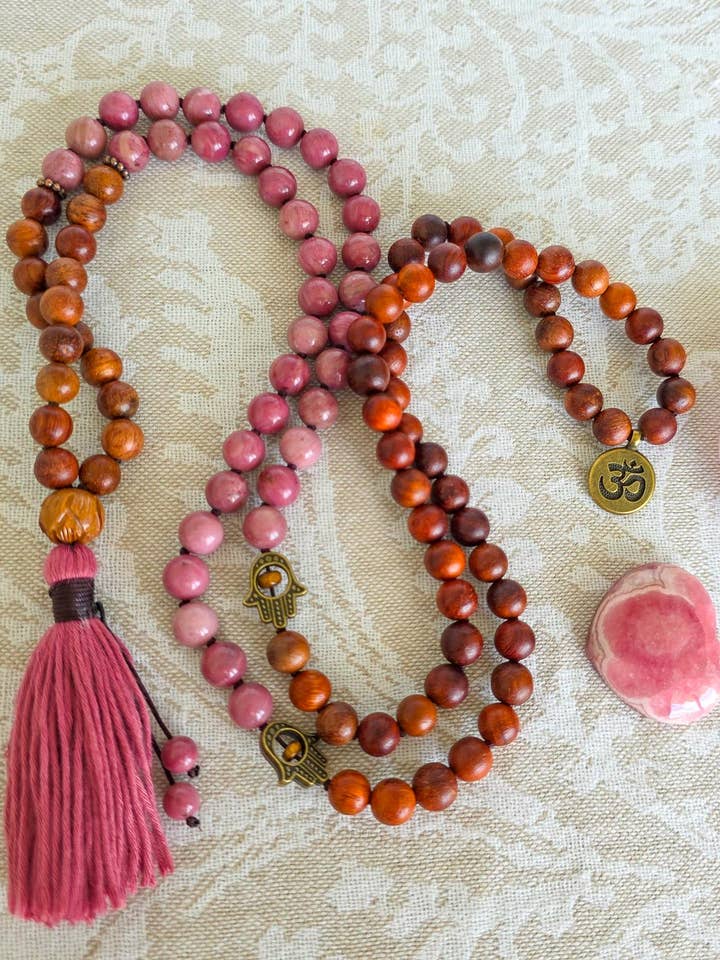 Mala en bois de santal et rhodochrosite avec Hamsa infusé de Reiki pour la vente par Samadhi Mala Beads