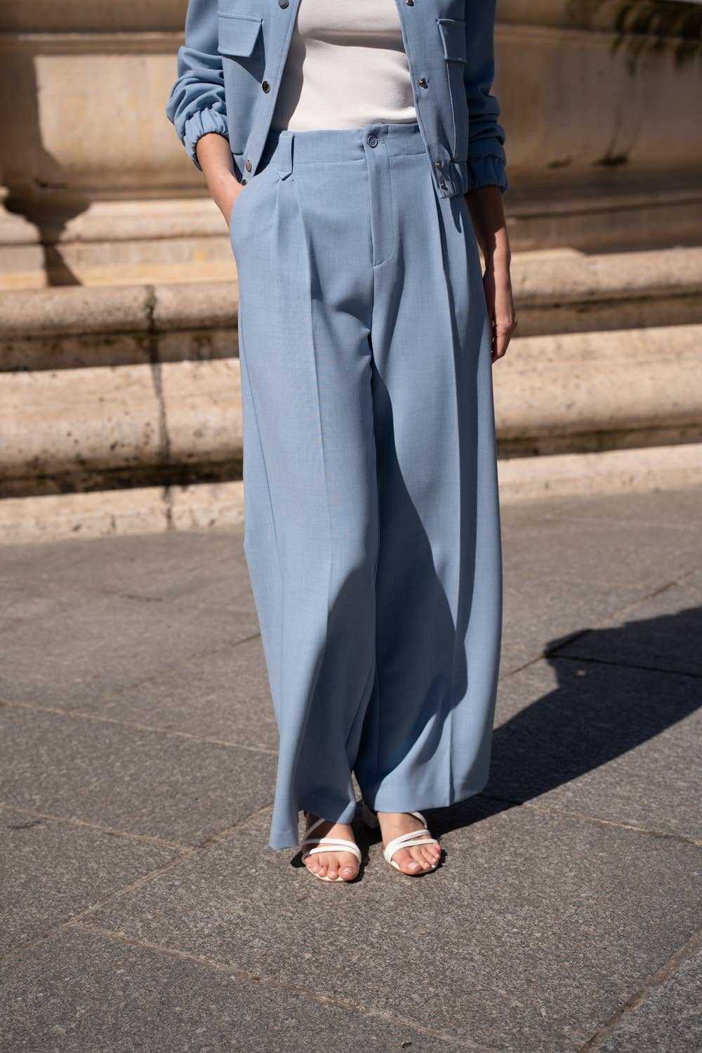 Attentif Paris – wholesale Kostymbyxor – Dam – [Aura] Vida högmidjade plisserade byxor med flytande tyg33