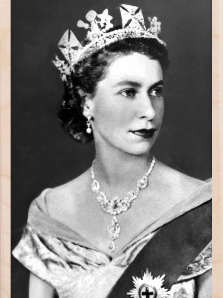 Regina Elisabetta II - Carte e magneti ecologici per la vendita all'ingrosso da parte di THE WOODEN POSTCARD COMPANY