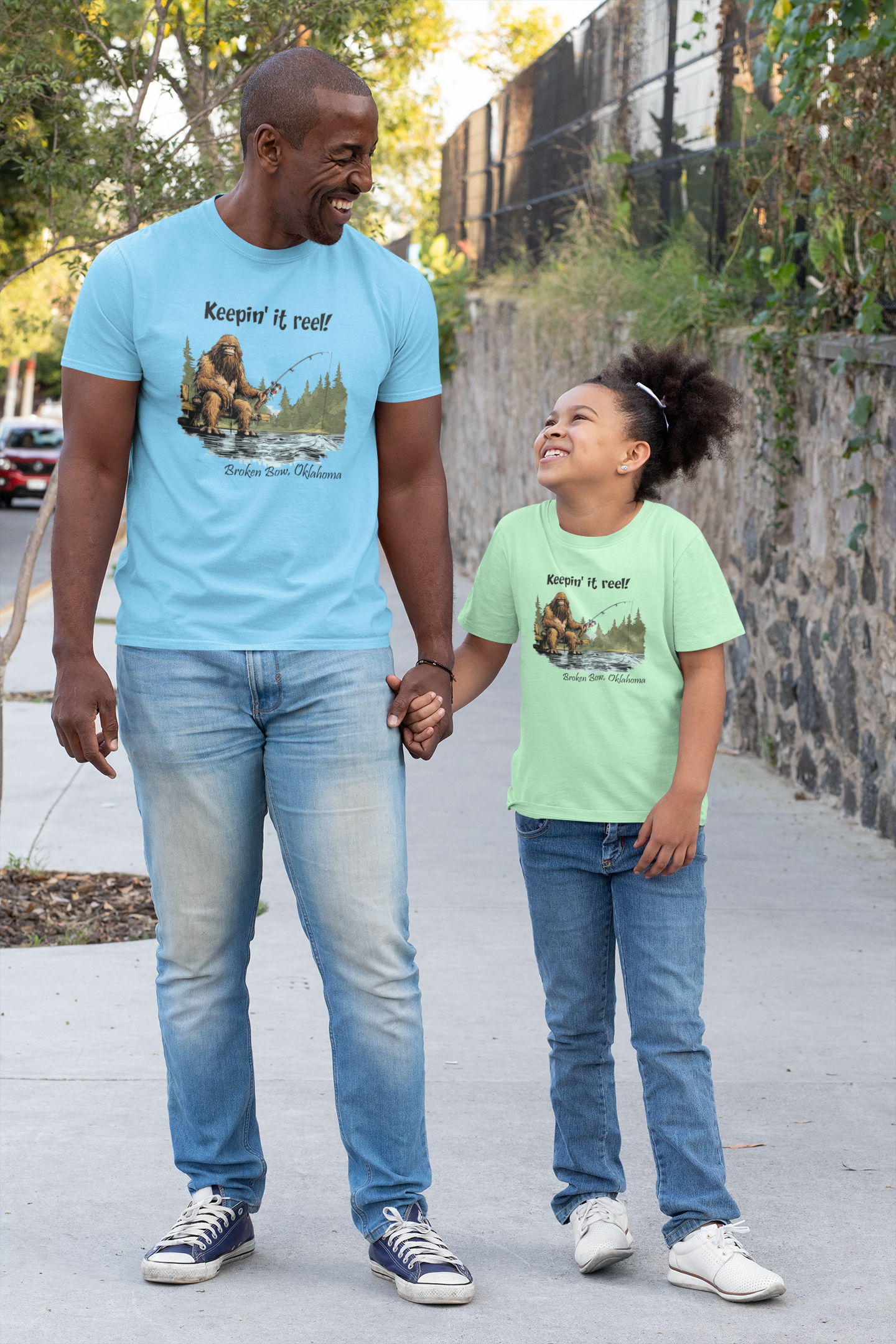 Squatchin’ Country - Vendita all'ingrosso Maglietta stampata - Unisex - T-shirt da pesca Bigfoot - Keepin' it reel con la tua posizione0