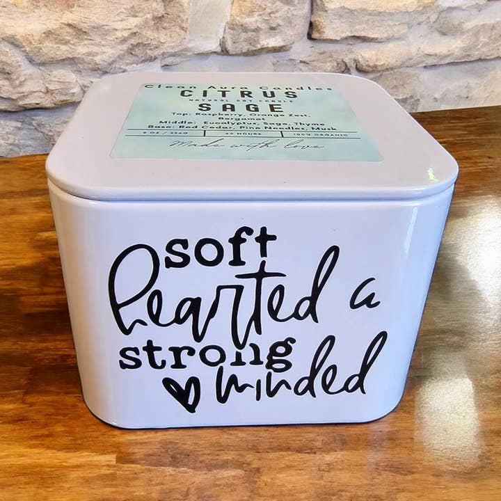 8 oz zachtaardige en sterk geurende sojawaskaars - hart in wortels, niet giftig, schone geur, trendy metalen blikje met deksel, perfect cadeau en zelfzorg, herbruikbaar voor wholesale door Clean Aura Candles