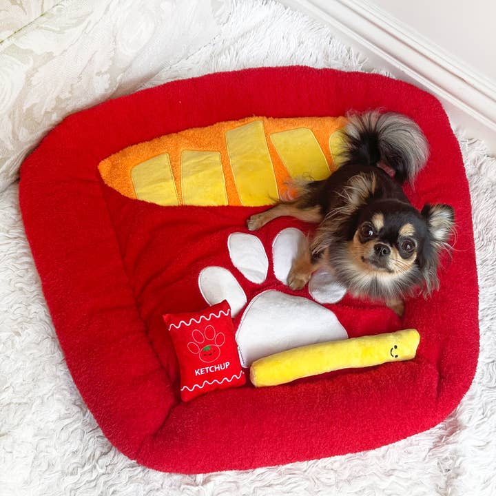 TONBO – wholesale Husdjursbädd – Katt och hund – TONBO hundbädd med fries och ketchup-leksaker1