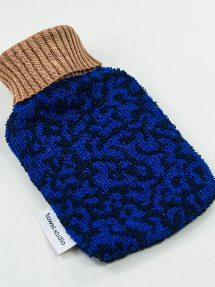 Borsa dell'acqua calda camo rumorosa | Midnight Cloud | Piccola – 0,8 l per la vendita all'ingrosso da parte di towel.studio