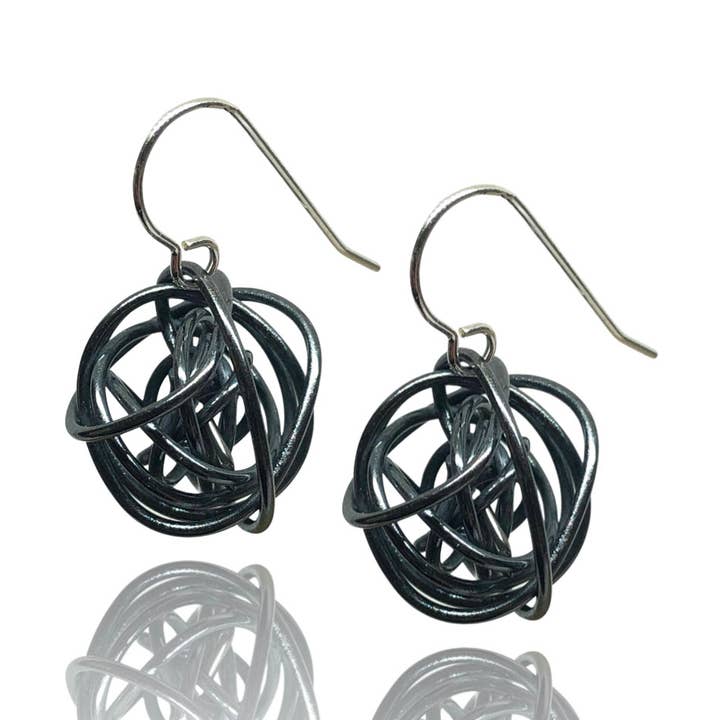 Boucles d'oreilles boule de fil enroulée en noir pour la vente par Rina Young Jewelry