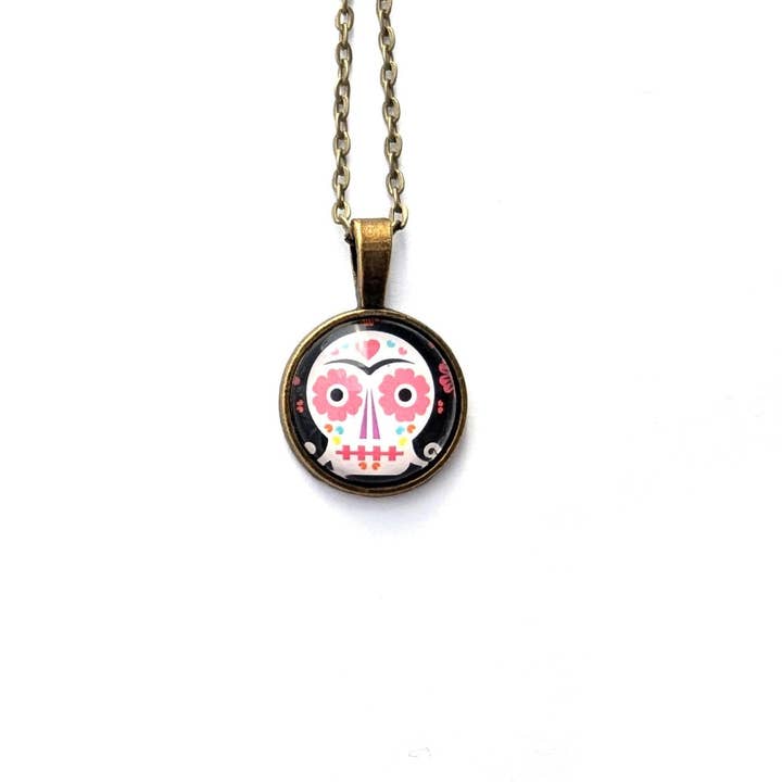 Giorno dei Morti 2021 - Teschio di Zucchero - Francobollo USA - Gioielli con Francobollo - Collana con Francobollo Vintage - Finitura in Bronzo Antico per la vendita all'ingrosso da parte di Postage Stamp Jewelry