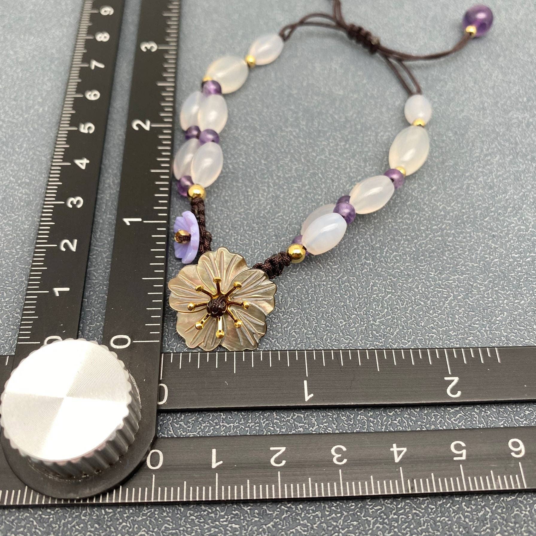Mio Queena - Vente Bracelet de perles - Bracelet en perles de calcédoine en forme de fleur de coquillage et d'améthyste - CS3
