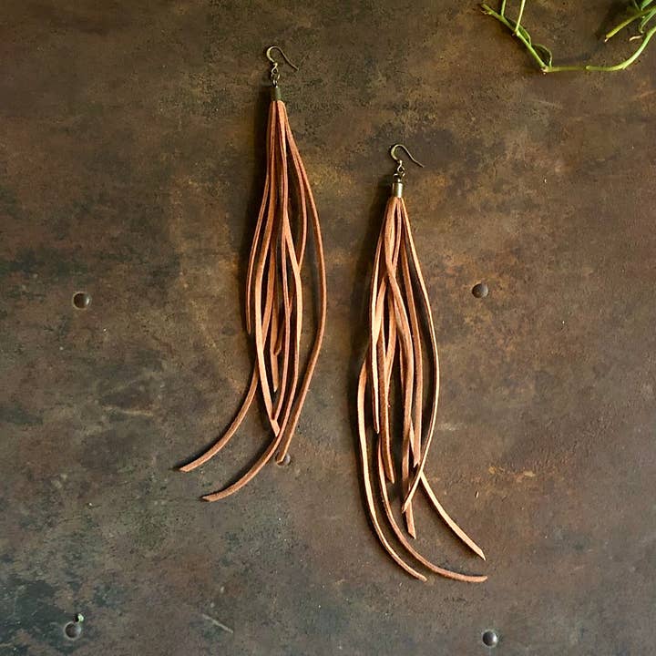 Orecchini con nappine in pelle vegana, color ruggine, lunghi, in ecopelle per la vendita all'ingrosso da parte di ASTALI