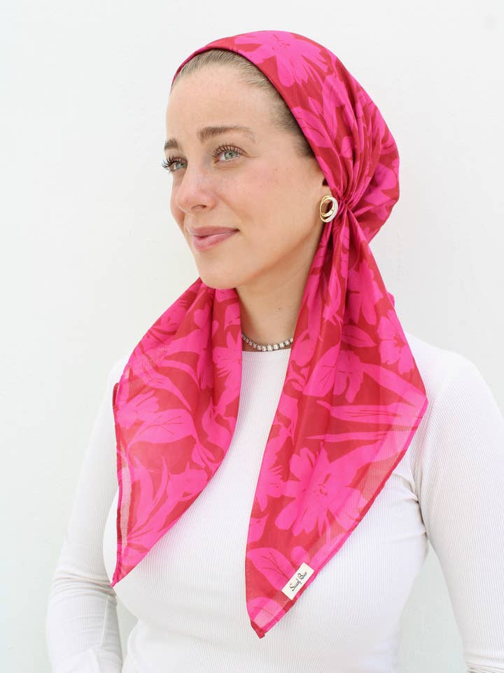 Korte klassieke voorgeknoopte felroze hibiscus-hoofddoek (met fluwelen grip) voor wholesale door The Scarf Bar