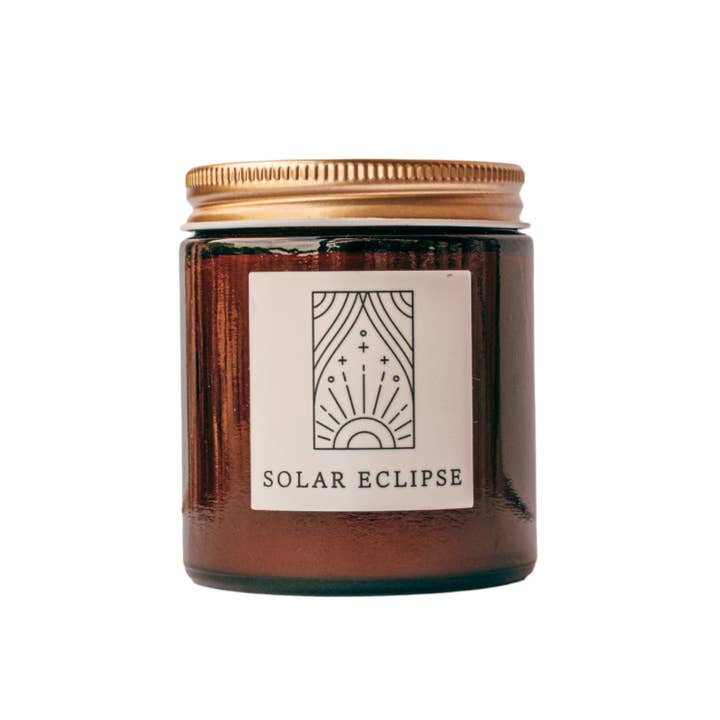 Solar Eclipse 3.4 oz Lille fin duft Amber Jar Candle for engroshandel hos Herland Home
