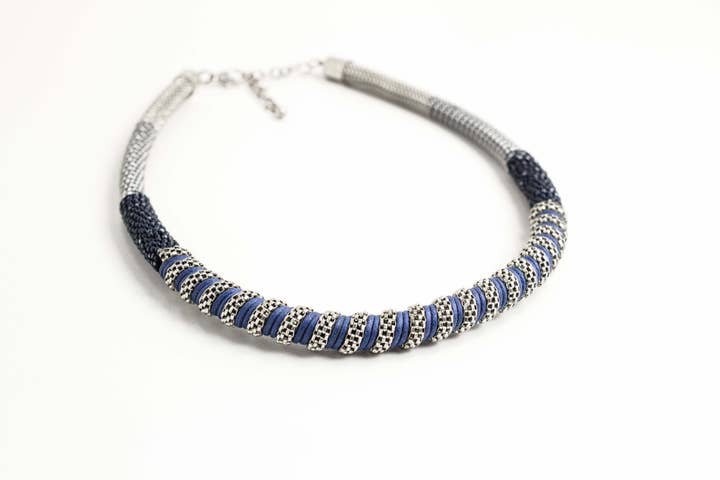Collana corta boho etnica con perle artificiali blu e argento per la vendita all'ingrosso da parte di Accessoires by KHB