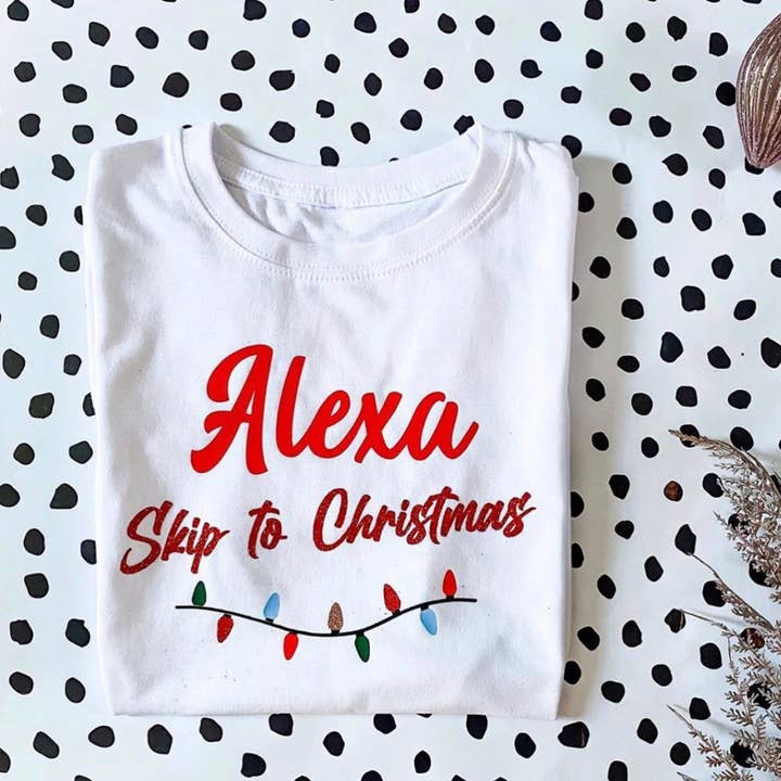 Alexa Skip To Christmas t-shirt voor wholesale door Willow & Fleur UK