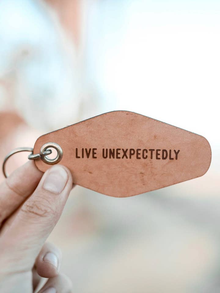 Vivez inattendue Vintage Motel Leather Porte-clés pour la vente par The Unexpected Type