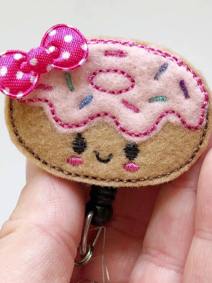 Porte-badge Dauphin – Plongez dans le plaisir à chaque service pour la vente par Amanda Rose Thread Co