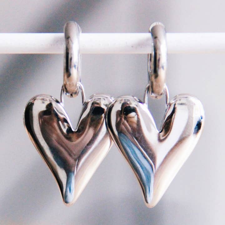 Stalen oorring met brede hoepel met XL gesloten hart - zilver voor wholesale door Bazou