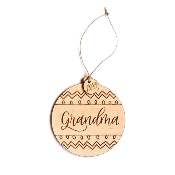 Ornement en bois Grandma 2025 pour la vente par Justine Ma Design