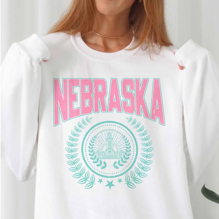 Sweatshirt graphique NEBRASKA STATE WREATH pour la vente par BLUME & CO.