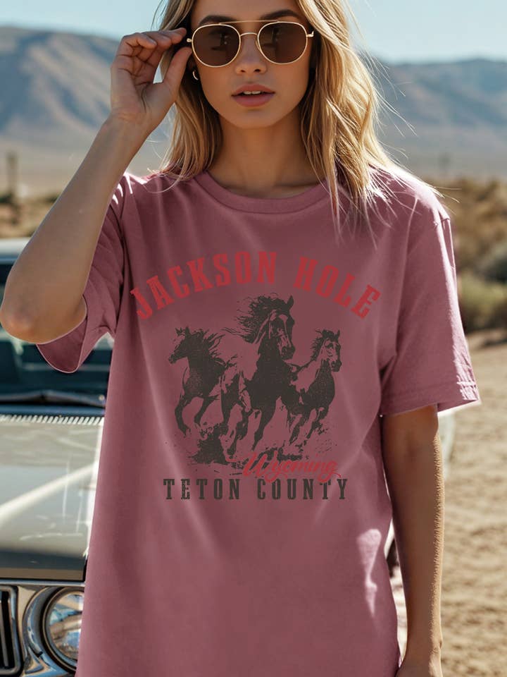 BT2513-T Haut à manches courtes pour femmes avec imprimé graphique de cheval pour la vente par BouTeeQue Closet