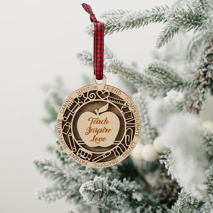 Características do professor Ornamento de Natal por atacado de Woodlander Workshop