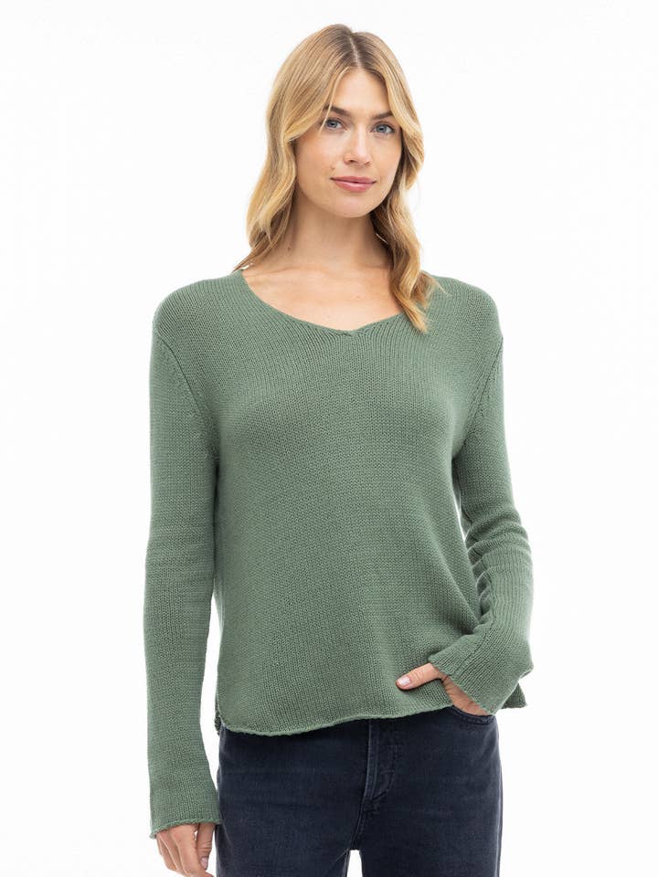 T-shirt en coton à encolure en V avec ourlet arrondi pour la vente par Pura Cashmere