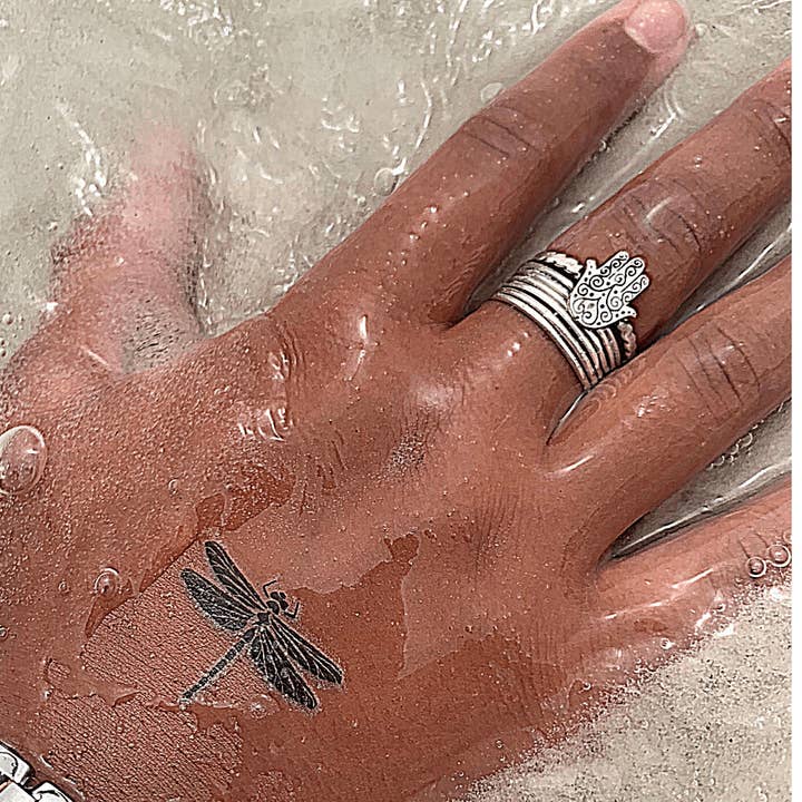 Tatouage de manifestation de libellule pour la vente par Conscious Ink