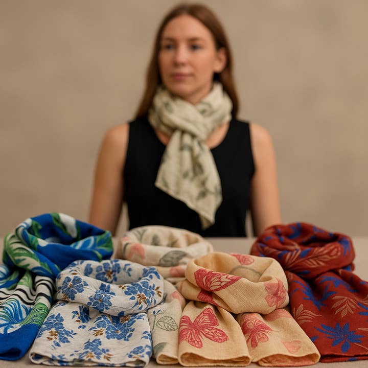 Sciarpe da donna, foulard, scaldacollo, accessori alla moda per la vendita all'ingrosso da parte di Salzmann Restwaren GmbH