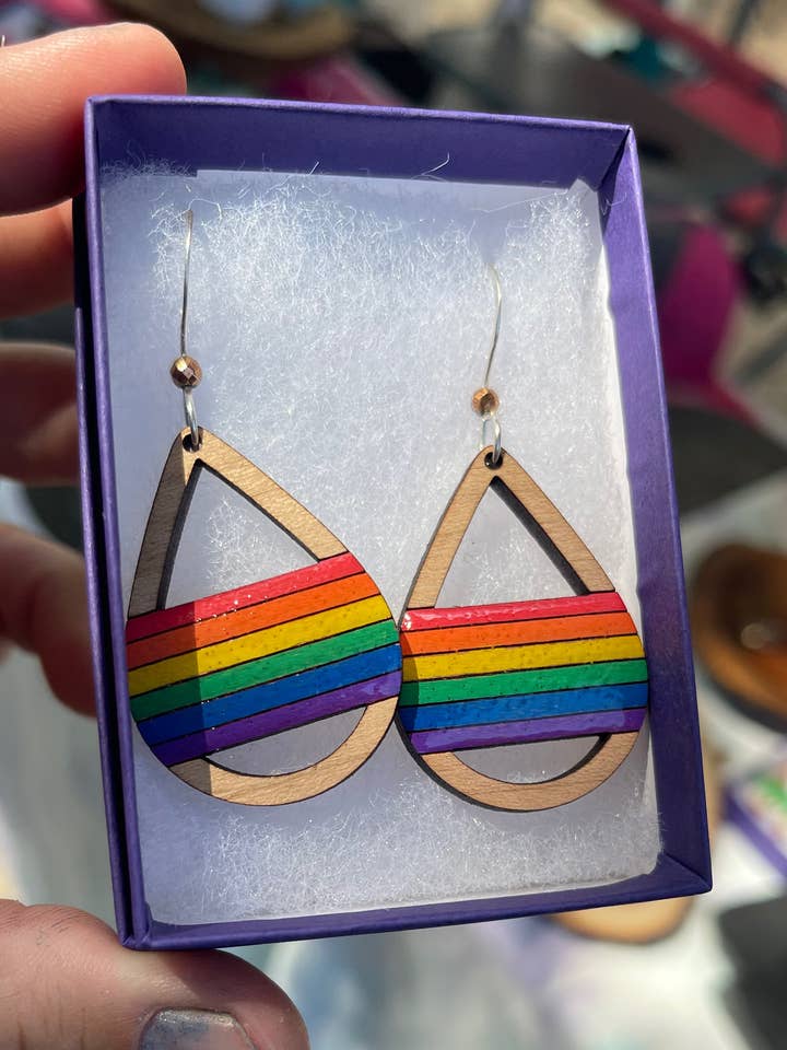 Orecchini Pride per la vendita all'ingrosso da parte di Violet Lotus