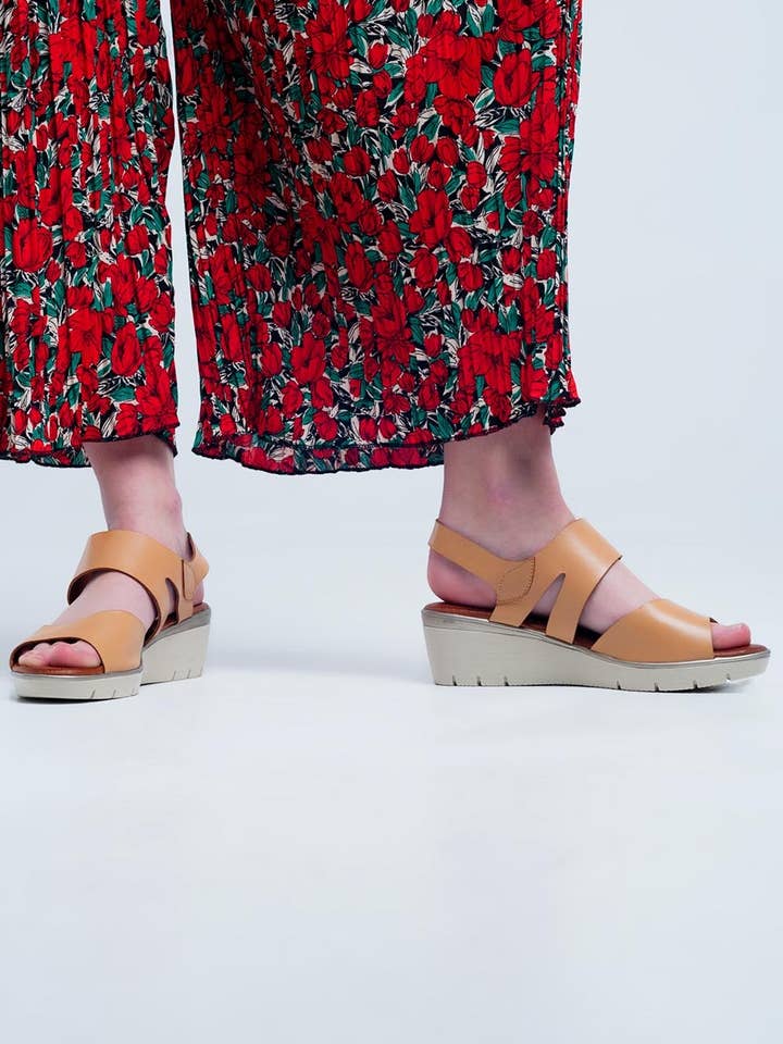 Q2 - Wholesale Sleehakken - Dames - Beige sandalen met sleehak