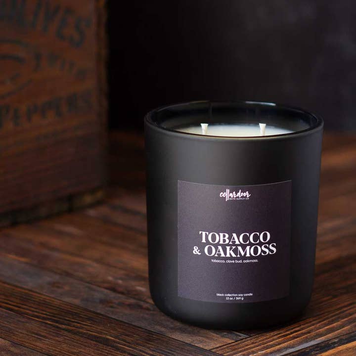 Tobacco e muschio di quercia - Candela di soia a doppio stoppino da 13 oz per la vendita all'ingrosso da parte di Cellar Door Bath Supply Co.
