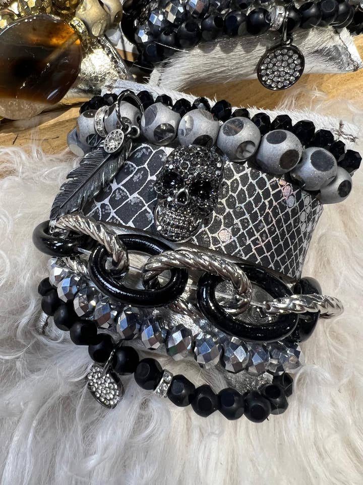 🖤 Schedel & Slang Kussenstapel voor wholesale door Sandra Ling Designs