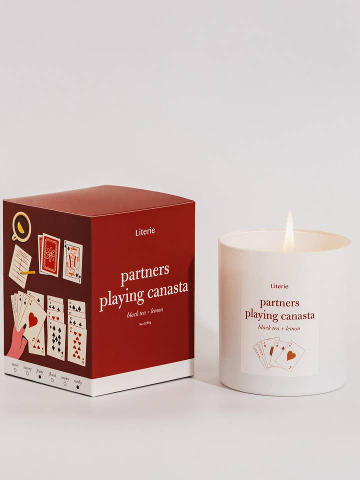 Compagni che giocano a Canasta per la vendita all'ingrosso da parte di Literie