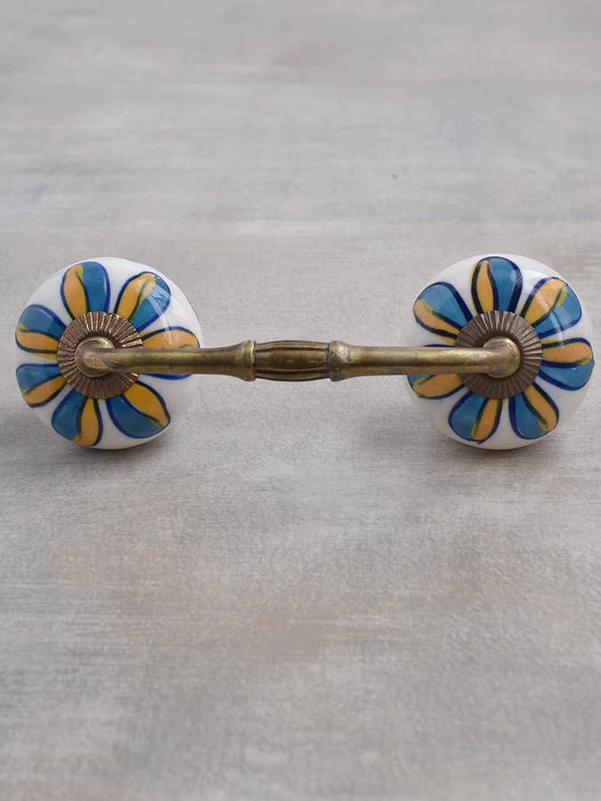 Poignée de commode en céramique avec motif de fleurs turquoises et jaunes sur base blanche pour la vente par KNOBCO