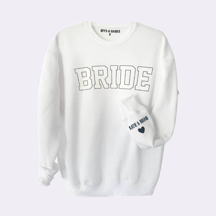 KÆRLIGHED PÅ MANCHETTEN ♡ hvid brudesweatshirt med personliggjort manchet for engroshandel hos BFFS & BABES