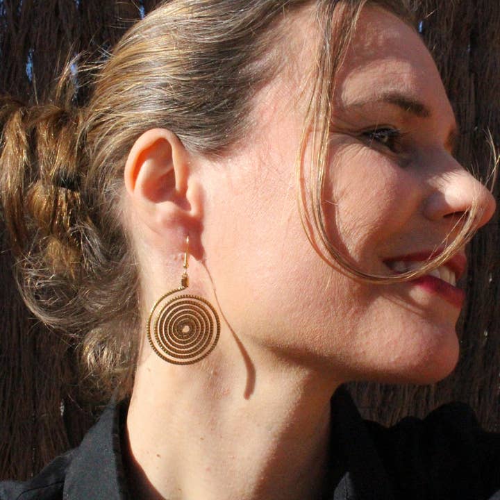 SLOWECO - Venta al por mayor Joya - Pendientes de oro vegetal - MIAMI - Biojoya Capim dourado - Joya sostenible natural hecha a mano - Ganchos - 4cmx4cm (LxAn) - SLOWECO