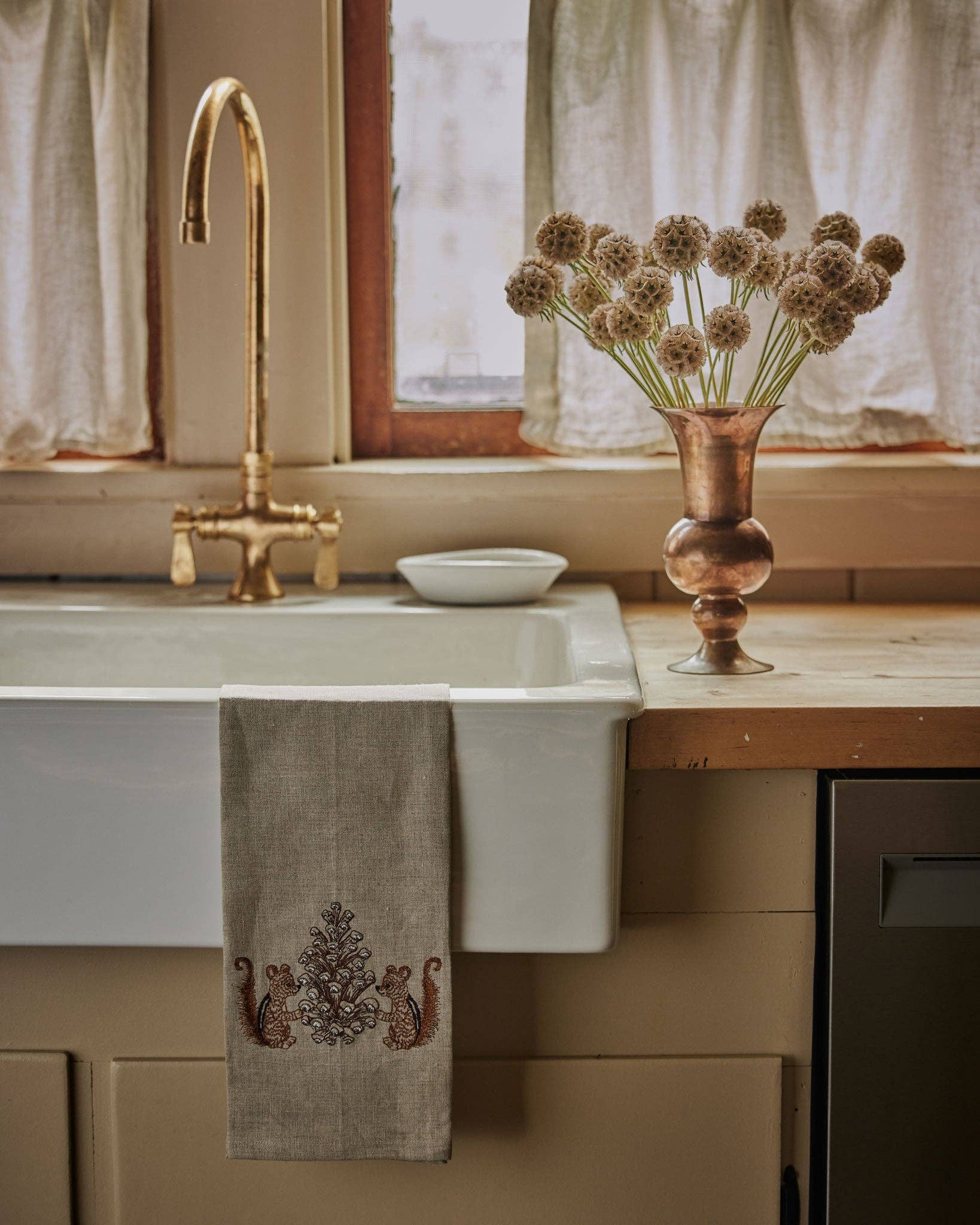 Coral & Tusk – Großhandel Geschirrtücher – Geschirrtuch Chipmunks mit Tannenzapfen3