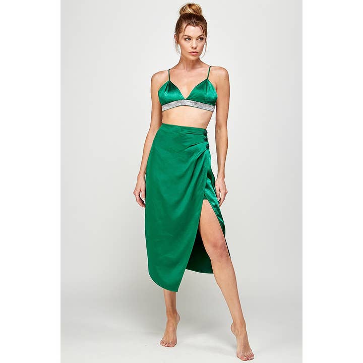 Ensemble bralette en satin et jupe fendue pour la vente par LUXYUSA