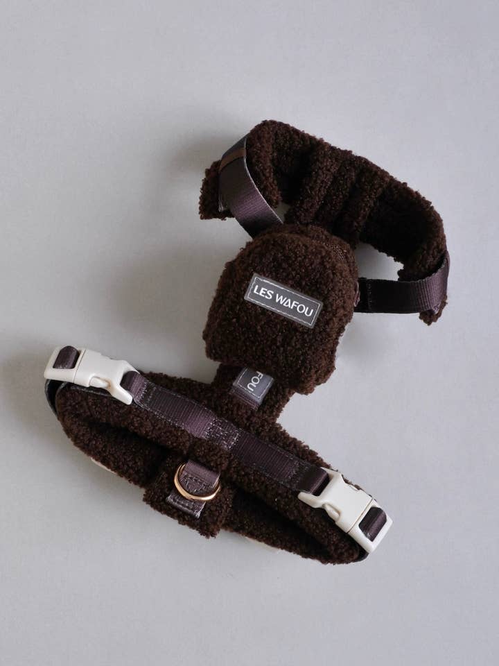 Arnés de peluche para perro + mochila - Chocolate para venta al por mayor de Les Wafou