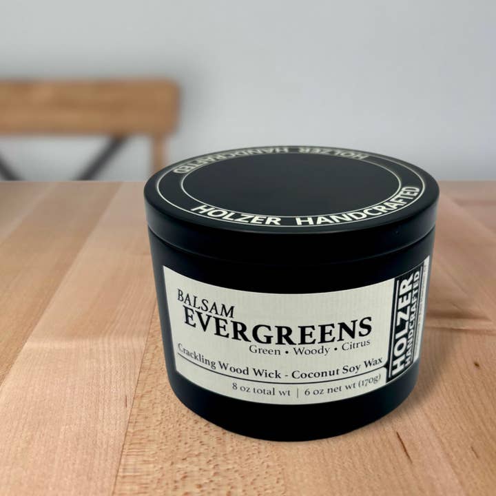 Holzer Handcrafted ® - Vente Bougie en bocal - Bougie à mèche en bois Balsam Evergreens - Parfum de baume + baie de laurier + sapin de Fraser | Naturelle | Cire de noix de coco et soja coulée à la main | Boîte noire moderne de 170 g avec couvercle | Fait main | Parfum de luxe non toxique sans phtalates6