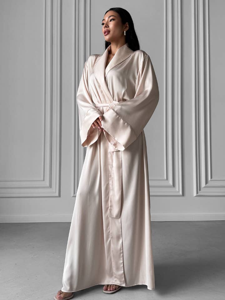 Peignoir long et soyeux Yasmin avec col pour la vente par Angie's Showroom