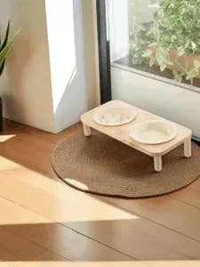 Abreuvoir/mangeoire en bambou et céramique pour chats Cala Blanca pour la vente par Althea Living